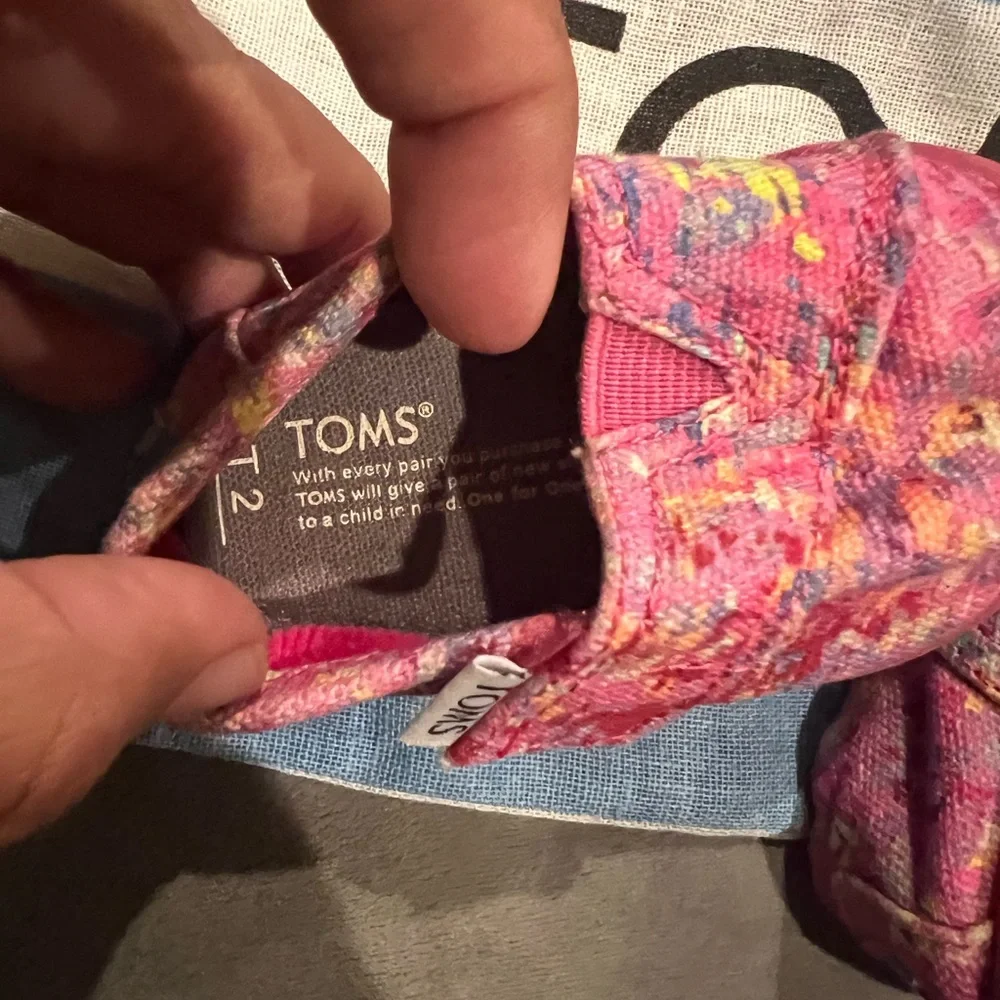 Baby‎ girl TOMS size 2